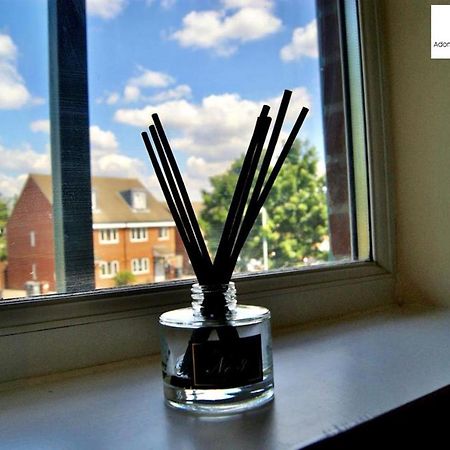 2 Bedroom Apartment At Dagenham , Adonai Serviced Accommodation, Free Wifi And Parking Bagian luar foto
